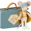 Petite Souris "Super Héro" Dans sa Valise Métal Maileg