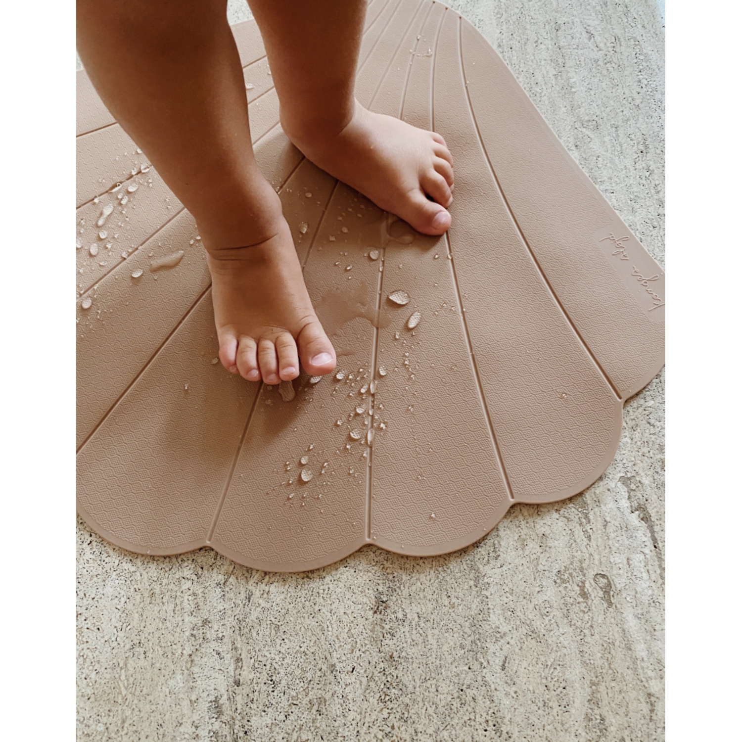 Tapis De Bain Coquillage En Silicone Konges Slojd Choo Family Store Tapis De Bain Coquillage En Silicone Konges Slojd Choo Family Store